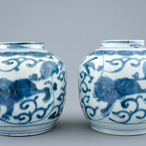 A pair of Chinese blue and white vases with buddhist lions, Ming, Wanli, 1573-1619 — 照片 1