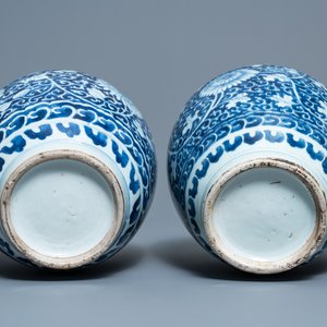 A pair of Chinese blue and white vases with floral design, Kangxi — photo 6