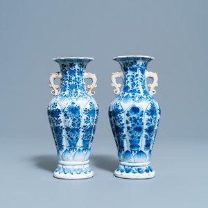 A pair of Chinese blue and white vases with floral design, Kangxi — photo 3