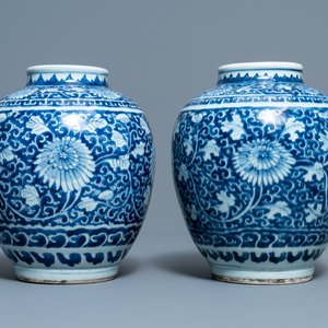 A pair of Chinese blue and white vases with floral design, Kangxi — photo 4