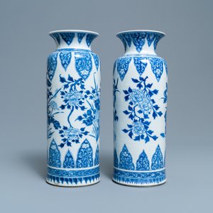 A pair of Chinese blue and white vases with floral designs, Kangxi — photo 1