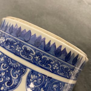 A pair of Chinese blue and white vases with floral designs, Kangxi — photo 14