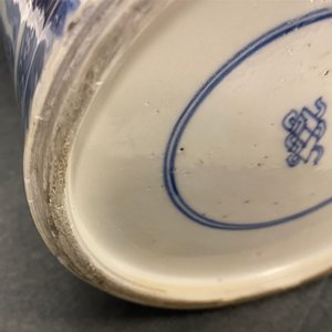 A pair of Chinese blue and white vases with floral designs, Kangxi — photo 18