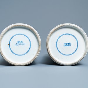 A pair of Chinese blue and white vases with floral designs, Kangxi — photo 6