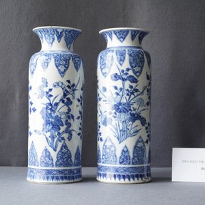 A pair of Chinese blue and white vases with floral designs, Kangxi — photo 7