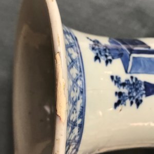 A pair of Chinese blue and white vases with ladies at a table, 19th C. — photo 20