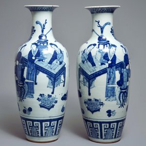 A pair of Chinese blue and white vases with ladies at a table, 19th C. — photo 3