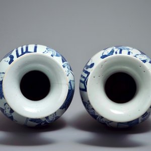 A pair of Chinese blue and white vases with ladies at a table, 19th C. — photo 6