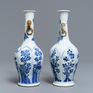 A pair of Chinese blue and white vases with parcel-gilt handles, Kangxi — 照片 2