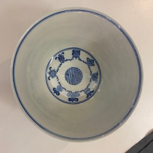 A pair of Chinese blue and white 'wan shou wu jiang 萬壽無疆' bowls, Qianlong mark and of the period — 照片 40