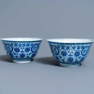 A pair of Chinese blue and white 'wan shou wu jiang' bowls, Qianlong mark and of the period — 照片 1