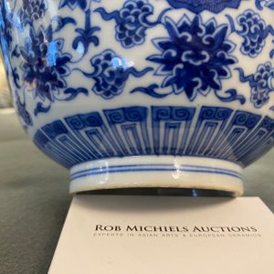 A pair of Chinese blue and white 'wan shou wu jiang' bowls, Qianlong mark and of the period — 照片 18