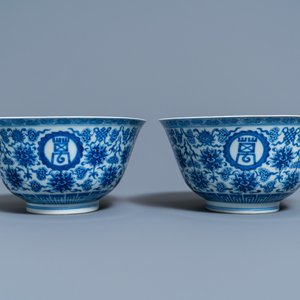 A pair of Chinese blue and white 'wan shou wu jiang' bowls, Qianlong mark and of the period — 照片 5