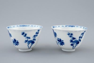 A pair of Chinese blue and white wine cups with 4 floral patterns, six-character mark, Kangxi