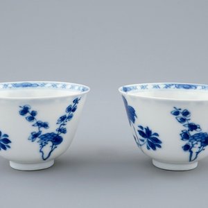 A pair of Chinese blue and white wine cups with 4 floral patterns, six-character mark, Kangxi — 照片 1