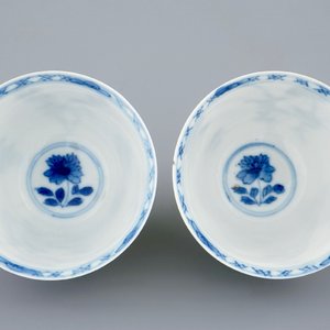 A pair of Chinese blue and white wine cups with 4 floral patterns, six-character mark, Kangxi — 照片 3
