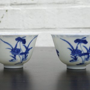 A pair of Chinese blue and white wine cups with 4 floral patterns, six-character mark, Kangxi — 照片 5