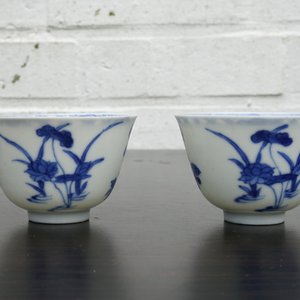 A pair of Chinese blue and white wine cups with 4 floral patterns, six-character mark, Kangxi — 照片 6