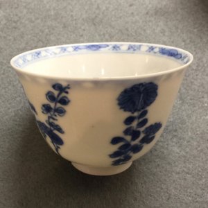 A pair of Chinese blue and white wine cups with 4 floral patterns, six-character mark, Kangxi — 照片 9