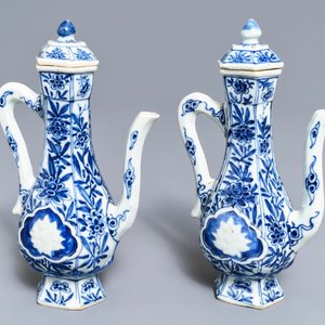 A pair of Chinese blue and white wine jugs and covers, Kangxi — 照片 1