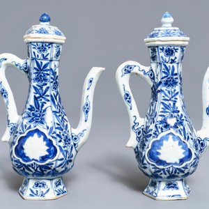 A pair of Chinese blue and white wine jugs and covers, Kangxi — 照片 2