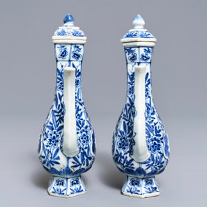 A pair of Chinese blue and white wine jugs and covers, Kangxi — 照片 3