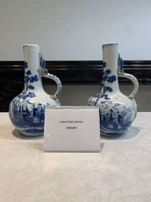 A pair of Chinese blue and white wine jugs with a chilong-form handle, possibly for the Vietnamese market, 19th C. — 照片 1