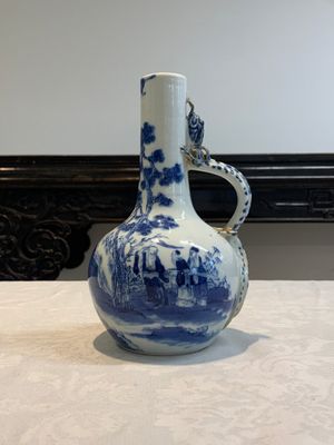 A pair of Chinese blue and white wine jugs with a chilong-form handle, possibly for the Vietnamese market, 19th C. — 照片 11