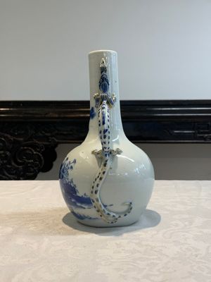 A pair of Chinese blue and white wine jugs with a chilong-form handle, possibly for the Vietnamese market, 19th C. — 照片 12