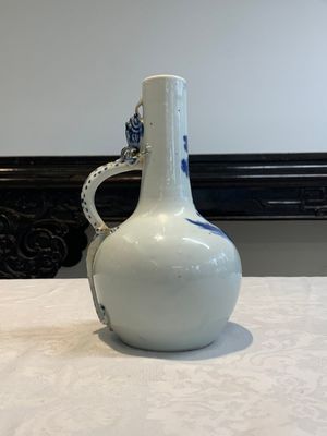 A pair of Chinese blue and white wine jugs with a chilong-form handle, possibly for the Vietnamese market, 19th C. — 照片 13