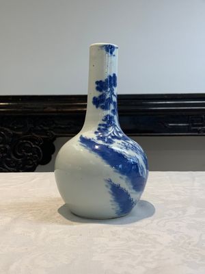 A pair of Chinese blue and white wine jugs with a chilong-form handle, possibly for the Vietnamese market, 19th C. — 照片 14