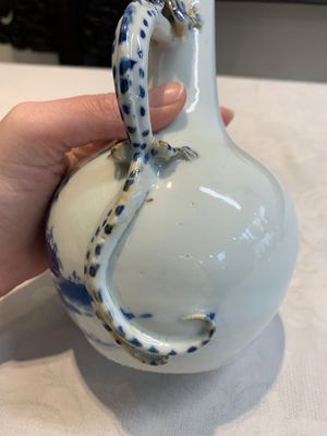 A pair of Chinese blue and white wine jugs with a chilong-form handle, possibly for the Vietnamese market, 19th C. — 照片 19