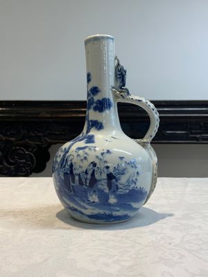 A pair of Chinese blue and white wine jugs with a chilong-form handle, possibly for the Vietnamese market, 19th C. — 照片 2