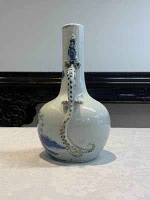 A pair of Chinese blue and white wine jugs with a chilong-form handle, possibly for the Vietnamese market, 19th C. — 照片 3