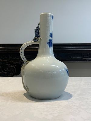 A pair of Chinese blue and white wine jugs with a chilong-form handle, possibly for the Vietnamese market, 19th C. — 照片 4