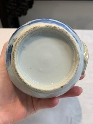 A pair of Chinese blue and white wine jugs with a chilong-form handle, possibly for the Vietnamese market, 19th C. — 照片 7