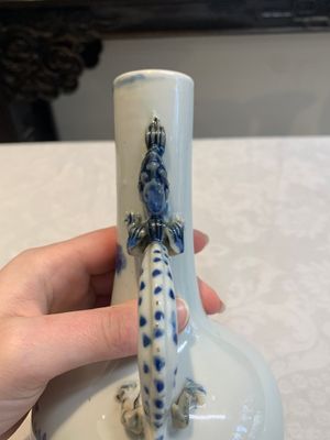 A pair of Chinese blue and white wine jugs with a chilong-form handle, possibly for the Vietnamese market, 19th C. — 照片 9