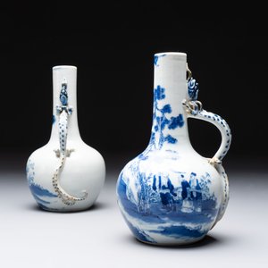 A pair of Chinese blue and white wine jugs with a chilong-form handle, possibly for the Vietnamese market, 19th C. — 照片 2