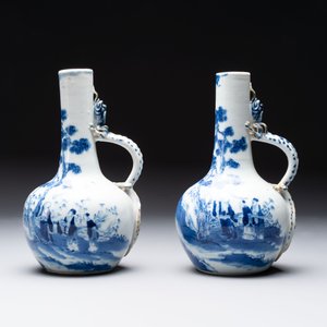 A pair of Chinese blue and white wine jugs with a chilong-form handle, possibly for the Vietnamese market, 19th C. — 照片 3