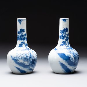 A pair of Chinese blue and white wine jugs with a chilong-form handle, possibly for the Vietnamese market, 19th C. — 照片 4