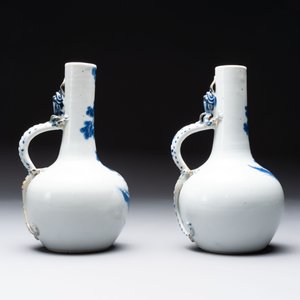 A pair of Chinese blue and white wine jugs with a chilong-form handle, possibly for the Vietnamese market, 19th C. — 照片 5