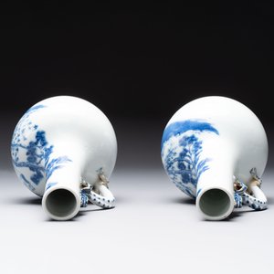 A pair of Chinese blue and white wine jugs with a chilong-form handle, possibly for the Vietnamese market, 19th C. — 照片 7