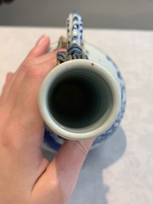 A pair of Chinese blue and white wine jugs with a chilong-form handle, possibly for the Vietnamese market, 19th C. — photo 15