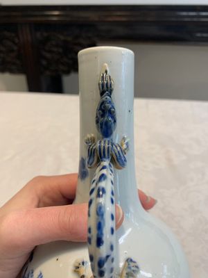 A pair of Chinese blue and white wine jugs with a chilong-form handle, possibly for the Vietnamese market, 19th C. — photo 18
