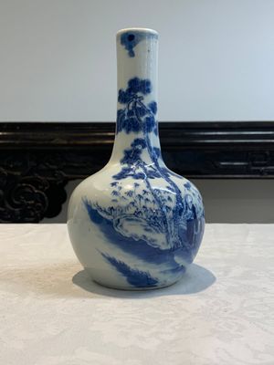A pair of Chinese blue and white wine jugs with a chilong-form handle, possibly for the Vietnamese market, 19th C. — photo 5