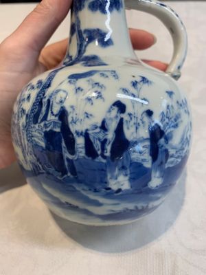 A pair of Chinese blue and white wine jugs with a chilong-form handle, possibly for the Vietnamese market, 19th C. — photo 8