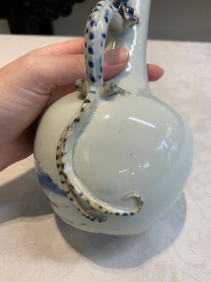 A pair of Chinese blue and white wine jugs with a chilong-form handle, possibly for the Vietnamese market, 19th C. — photo 10