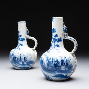 A pair of Chinese blue and white wine jugs with a chilong-form handle, possibly for the Vietnamese market, 19th C. — photo 1