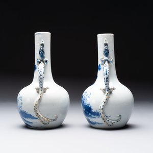 A pair of Chinese blue and white wine jugs with a chilong-form handle, possibly for the Vietnamese market, 19th C. — photo 6