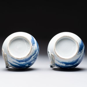 A pair of Chinese blue and white wine jugs with a chilong-form handle, possibly for the Vietnamese market, 19th C. — photo 8